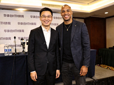 华体会HTH体育内容总监王远先生与体育明星进行专访时的现场合影
